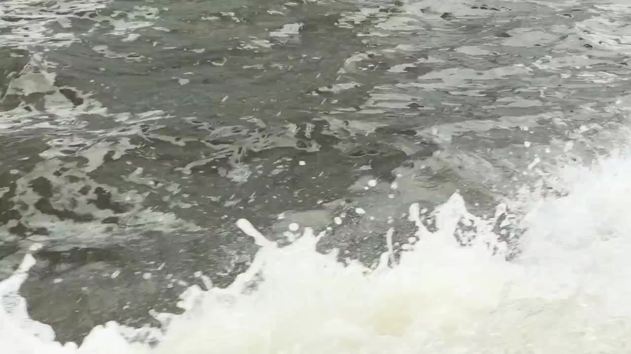 Water splashing on side of a longboat on the Chao Phraya