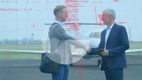 forma abstracta y procesamiento de datos sobre dos hombres de negocios caucásicos que se dan la mano en la pista del aeropuerto