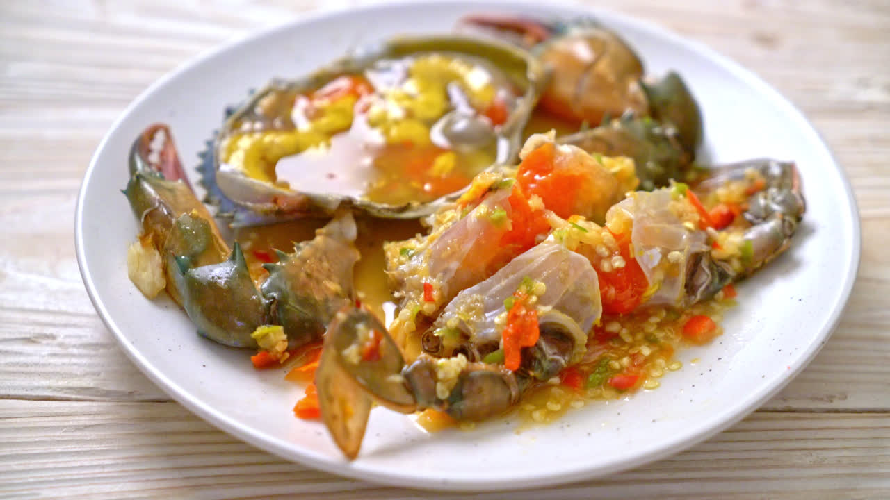 해산물 매운 소스를 곁들인 절인 게 알