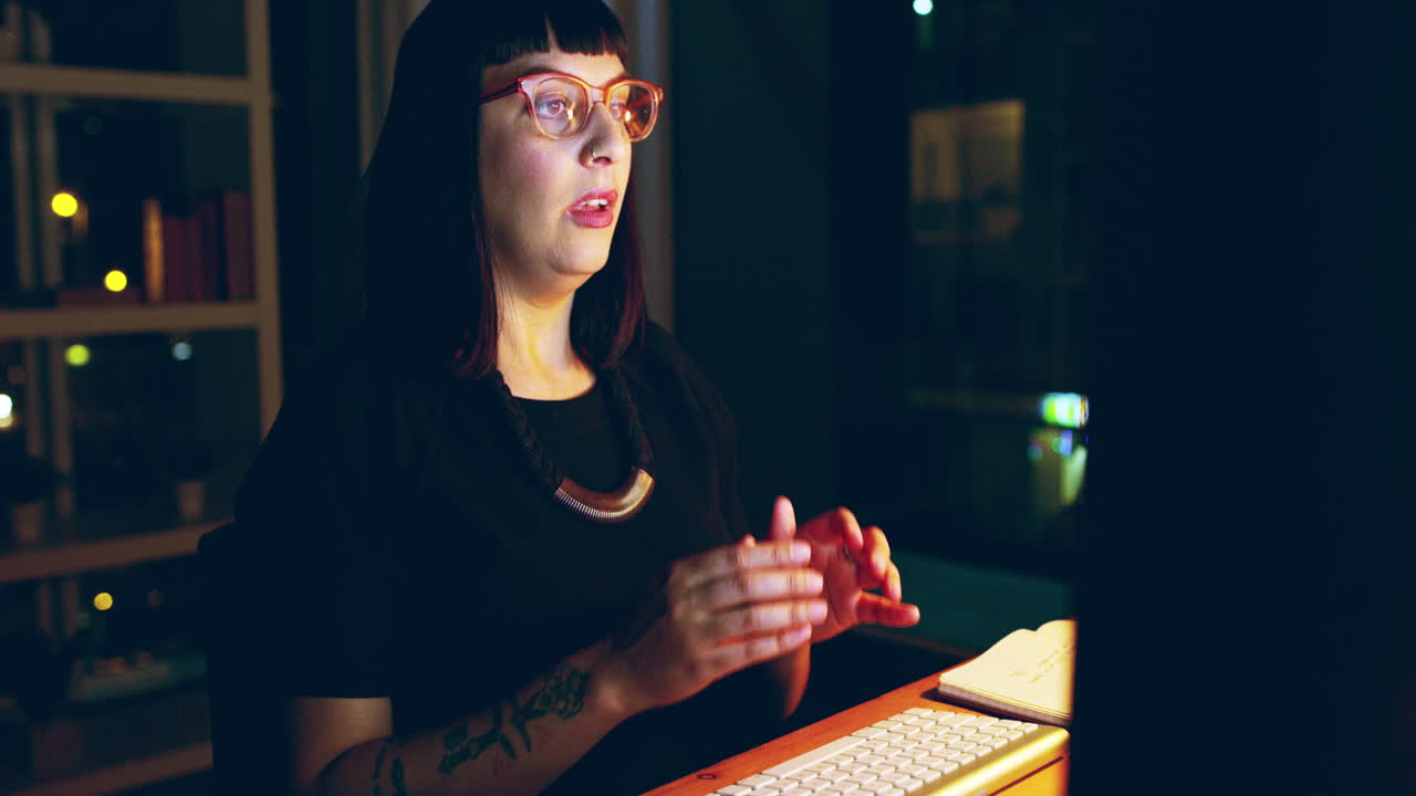 una joven empresaria usando una computadora en su escritorio