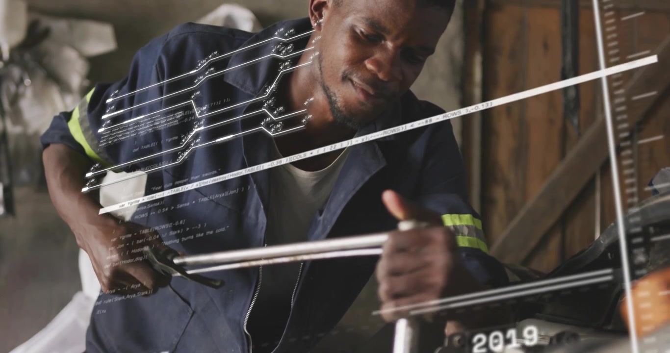 Vidéo verticale : Mécanicien saisissant un tube métallique, déclenchant un calque tout en alignant le moteur pour réparation