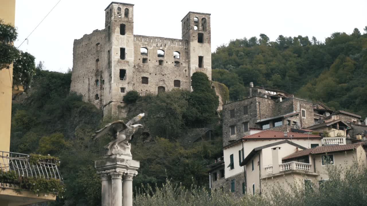 Castello in rovina in un borgo montano italiano