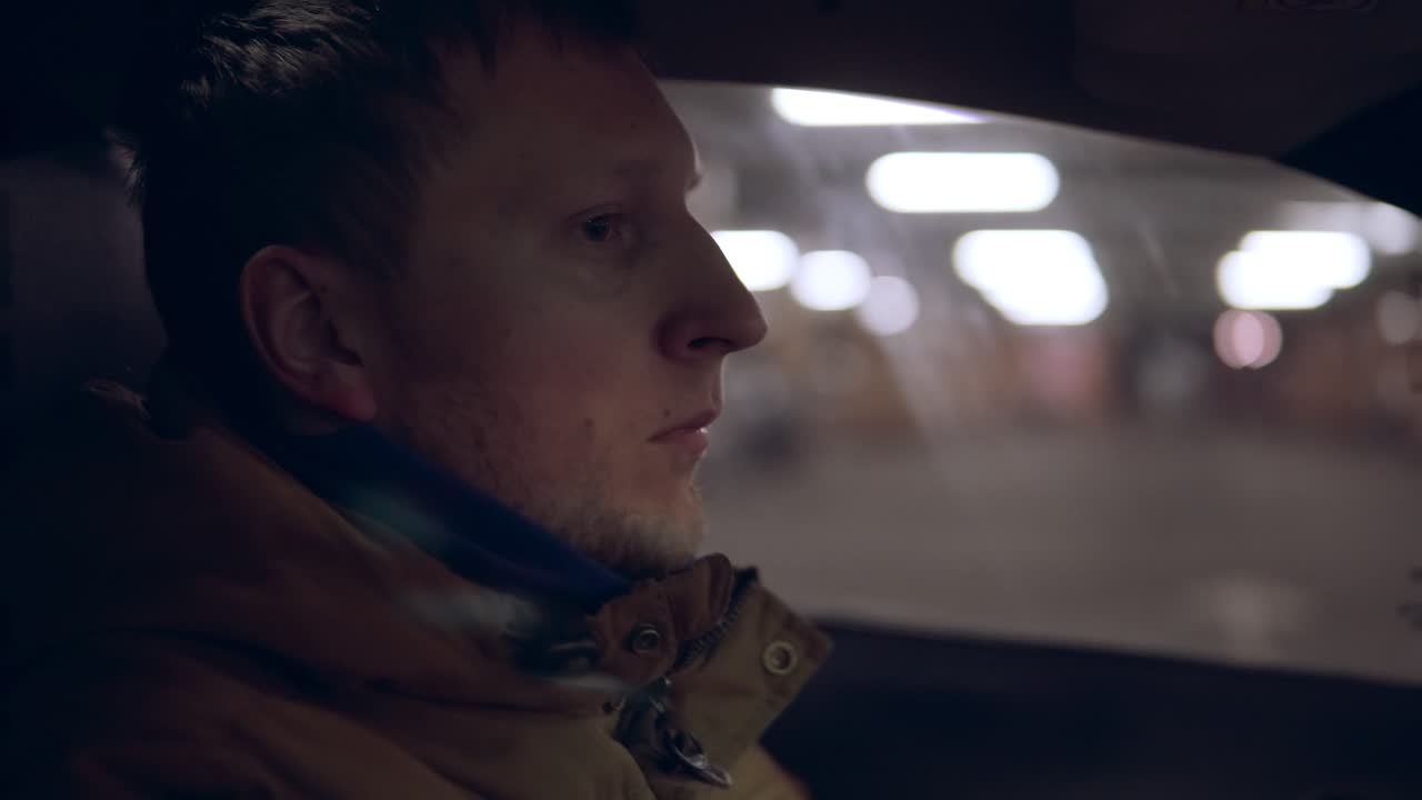 차를 운전하는 젊은 남자. 안쪽에서 볼 수 있습니다.