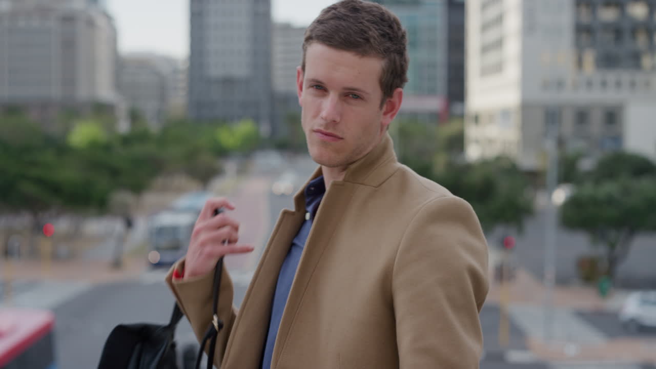 포트레이트 성공적인 젊은 사업가 스마트 시계에서 시간을 확인 모바일 기술 도시에서 행복한 미소를 짓는 느린 동작