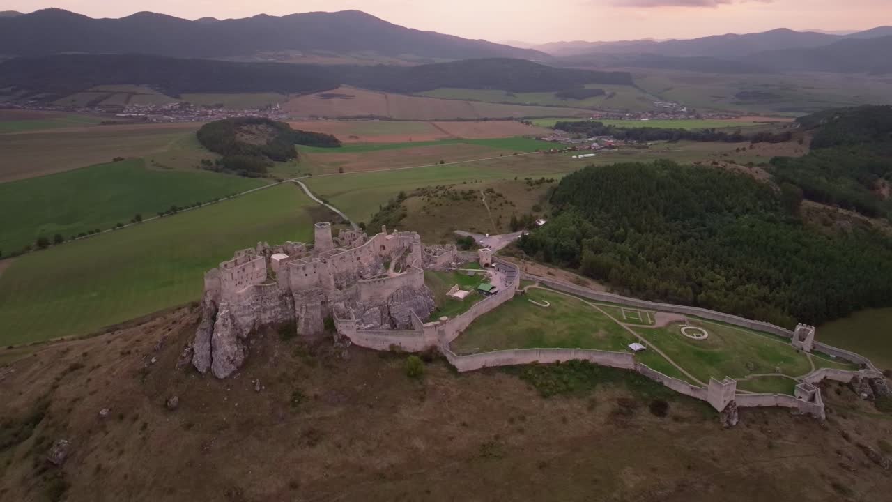 Veduta aerea del Castello medievale di Spiš che risplende all'alba, Slovacchia