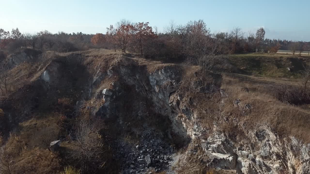 vista aérea de arriba hacia abajo de las idílicas colinas en el paisaje de las montañas rocosas