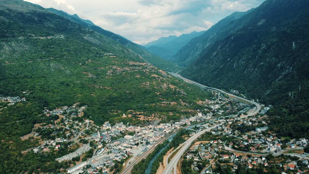 알프스 산맥 의 산 계곡 마을 의 공중 사진