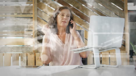 animación de iconos digitales sobre una mujer de negocios que usa un teléfono inteligente