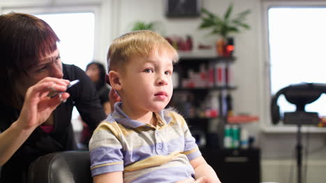 Niño-Cortándose-El-Pelo-De-Un-Peluquero-Profesional