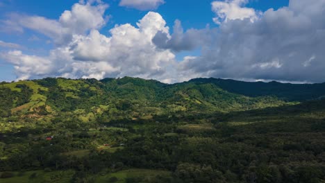 hiperlapso de montañas matutinas con nubes a la deriva con luz solar, costa rica