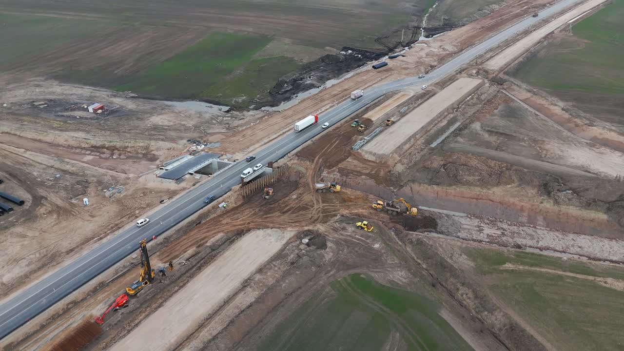 fotografía de avión no tripulado de la carretera en construcción para el proyecto de expansión, hay un enorme sitio de construcción con el equipo para el trabajo