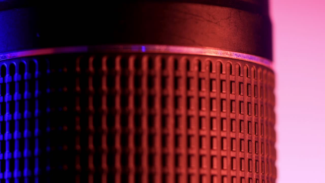 vista de cerca del anillo de enfoque en una lente de cámara con movimiento giratorio