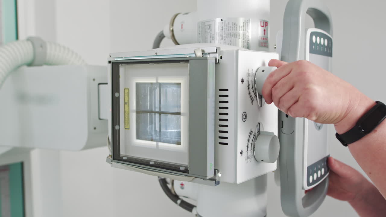 Nova máquina de raios X médica em hospital. Técnica ajusta o scanner de raios X.