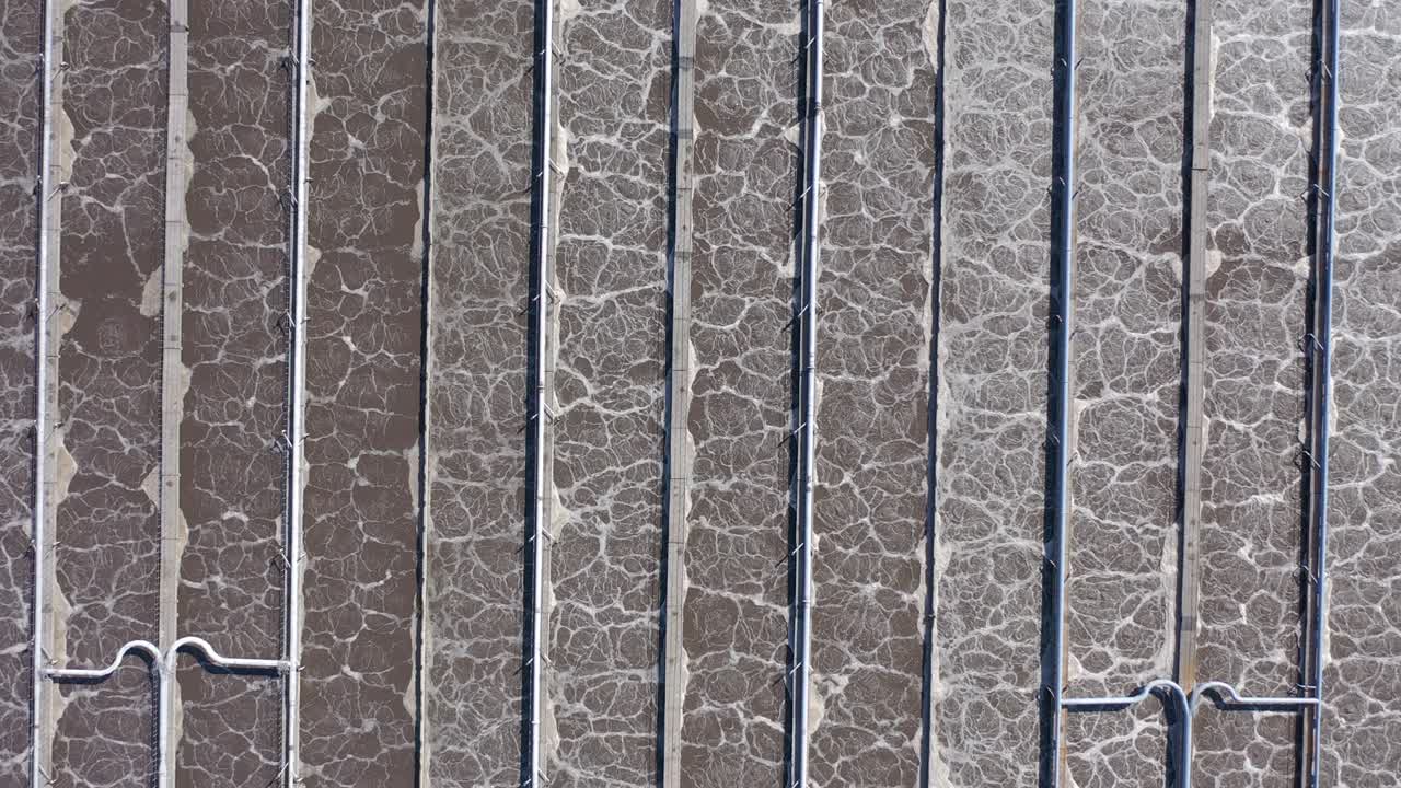 tanque de tratamiento de agua en una fábrica moderna de aguas residuales, limpieza y filtración antes de drenar al río