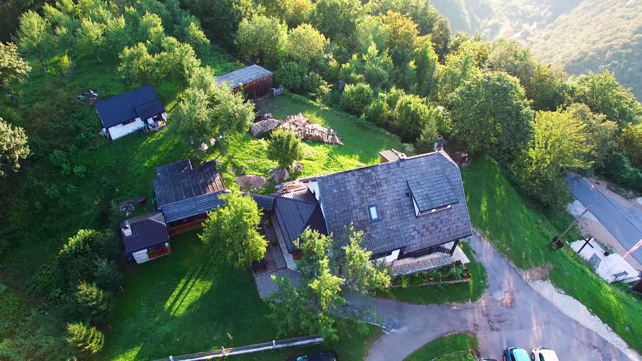 플리트비체 국립공원 중앙 크로아티아에 있는 통나무집의 공중 드론 샷