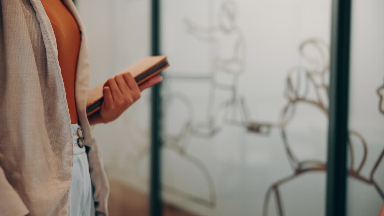 두 사람이 사무실에서 손을 흔들고 있습니다.