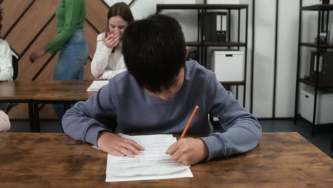 Estudiantes-En-La-Escuela