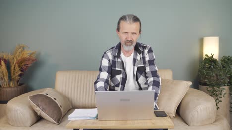 Man-chatting-on-laptop.