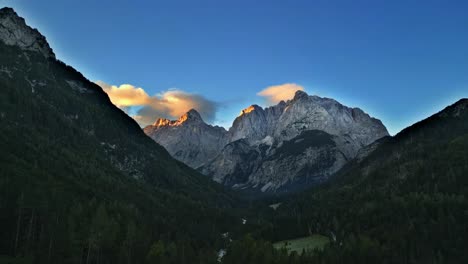 Großartiger,-Epischer,-Schroffer,-Leuchtender-Berg-Bei-Sonnenaufgang,-Filmische-4K-Drohnenaufnahme-Aus-Der-Luft,-Kranjska-Gora,-Slowenien,-Julische-Alpen