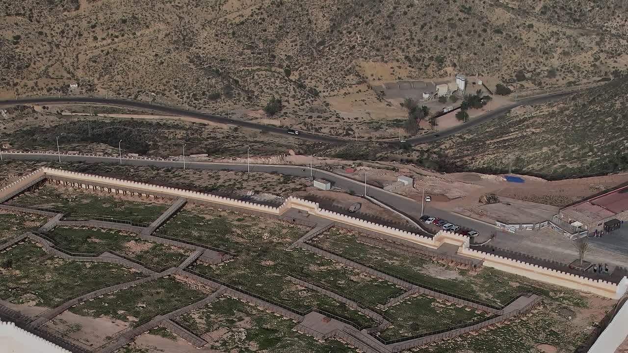 Veduta aerea di antiche rovine in Marocco con paesaggio circostante