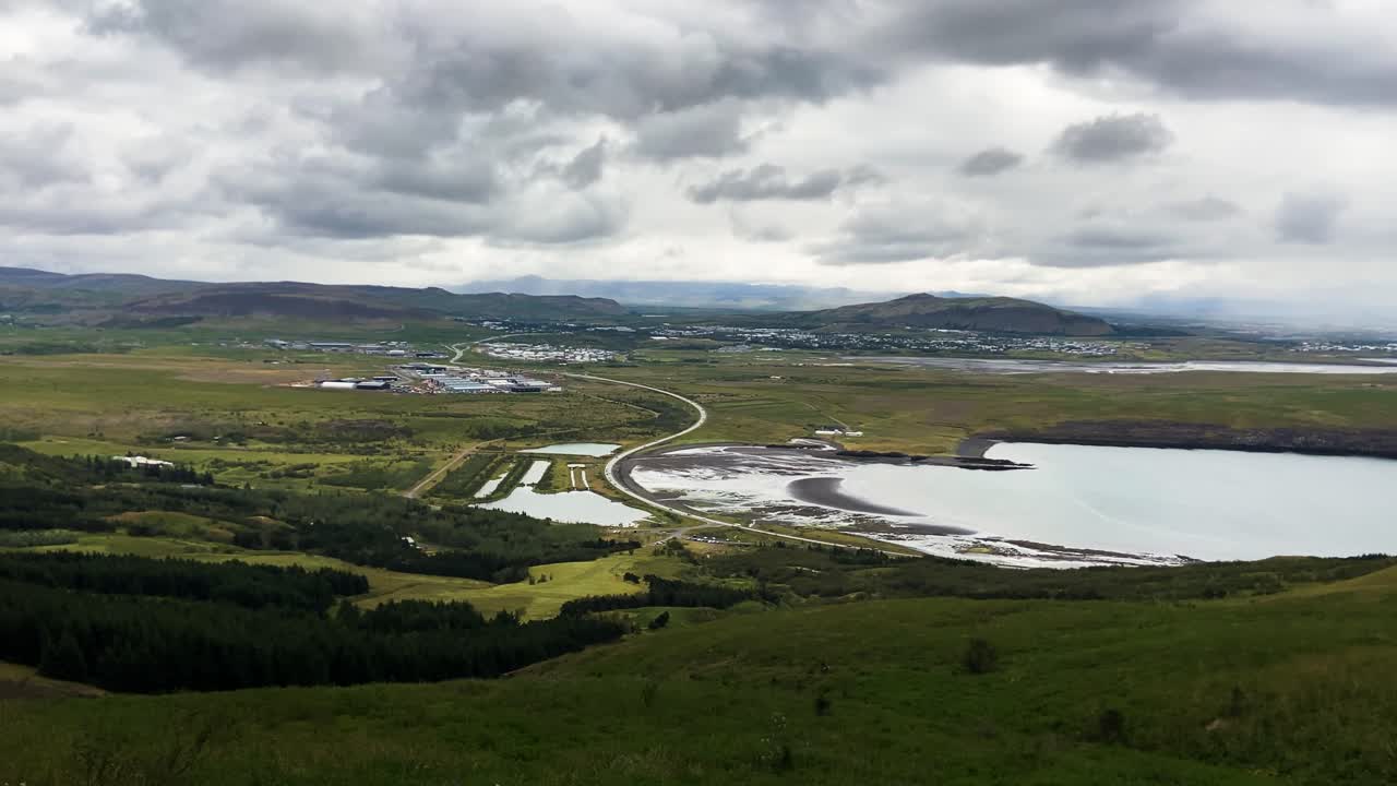 에스 산악 산책로에서 레르보그스가 마을의 전망, 오른쪽