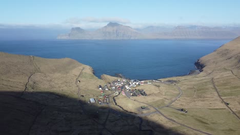 Vista-Aérea-De-Un-Pequeño-Pueblo-En-Las-Islas-Feroe