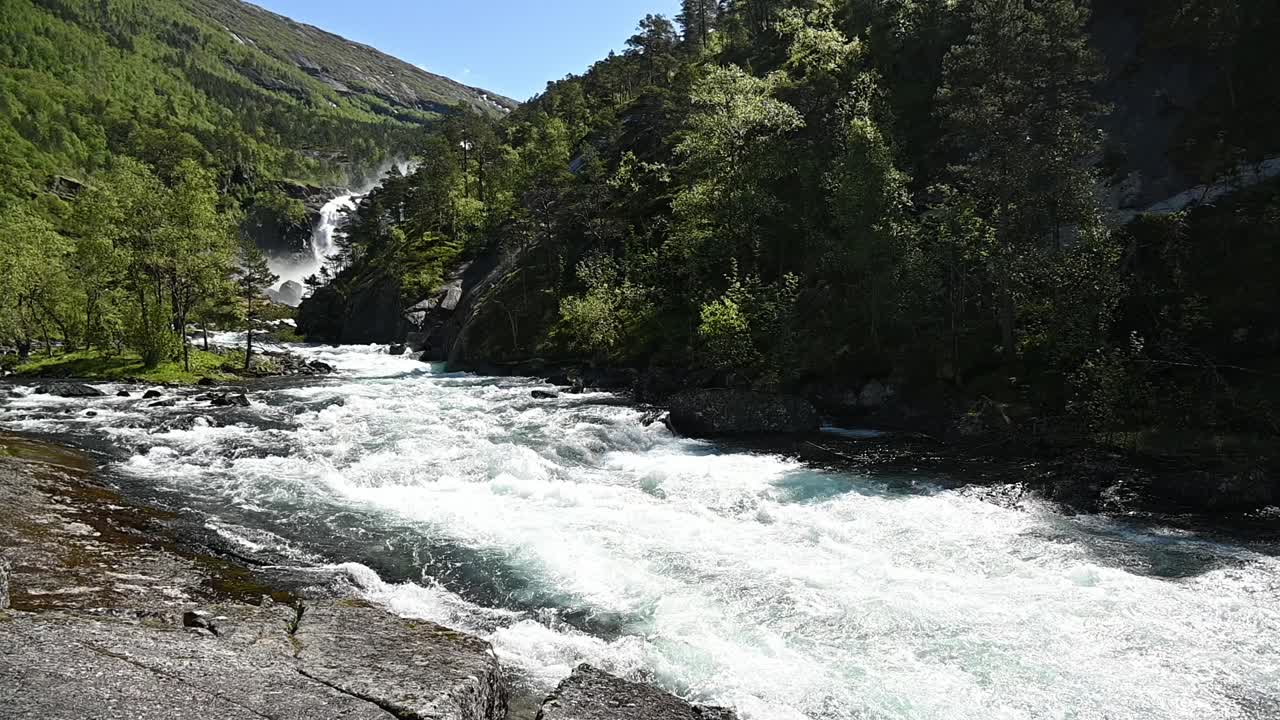 Lo scioglimento primaverile scorre impetuoso attraverso il fiume Kinso sotto Hardangervidden, vicino a Nykkjesoy, al rallentatore, Norvegia