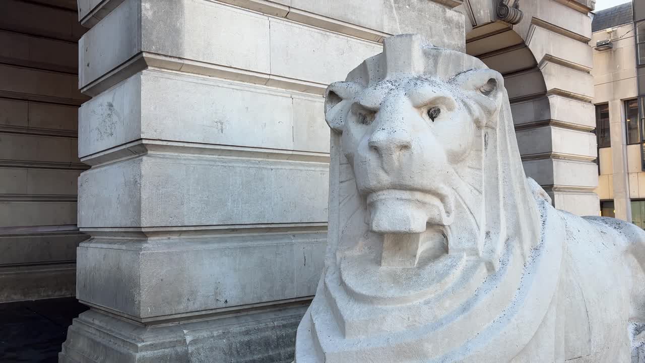 Lähikuva kivileijonapatsaasta Nottinghamin kaupungintalon ulkopuolella Old Market Squarella, Nottinghamin keskustassa, Englannissa. Ikoninen maamerkki ja kaupungin symboli.