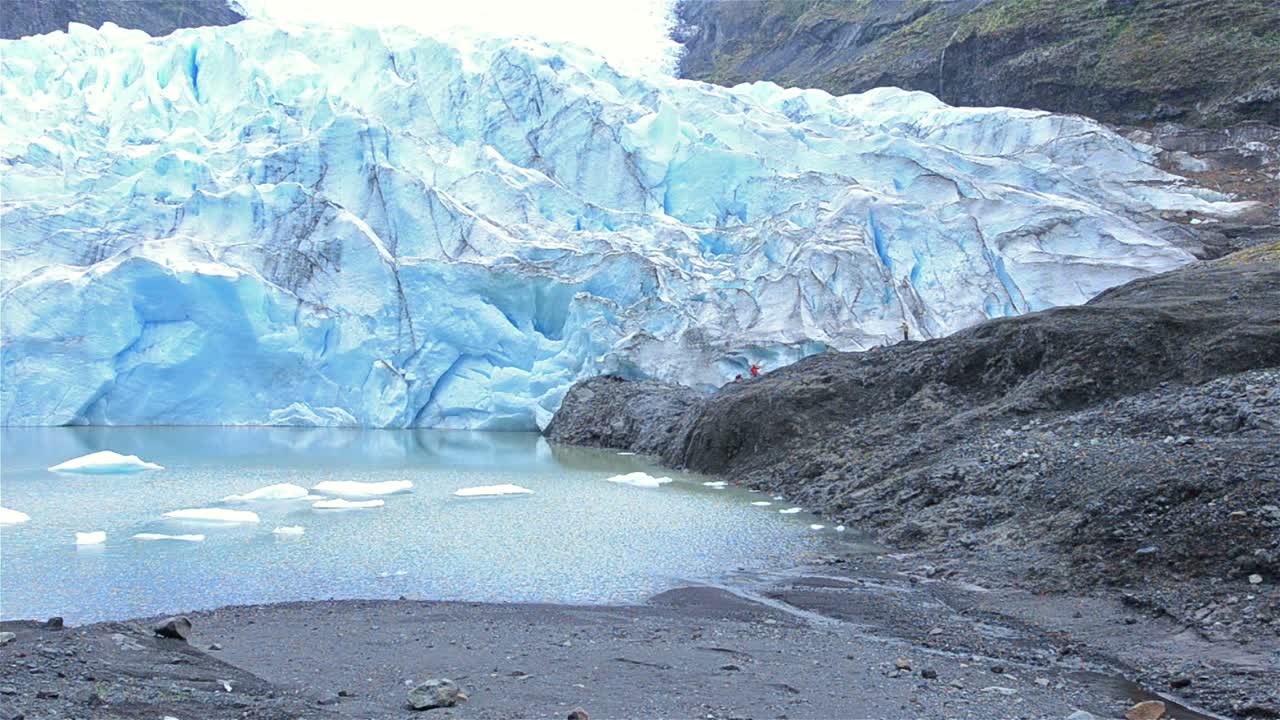 panorámica de la terminal del glaciar monte melimoyu en el sur de chile