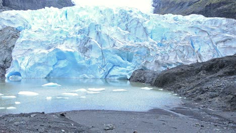 Panning-of-Monte-Melimoyu-Glacier-terminus-in-Southern-Chile