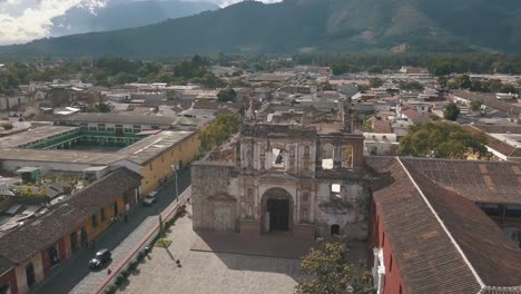 antena de drones sobre las ruinas de la iglesia de san lucas en antigua, guatemala, destruida por terremotos