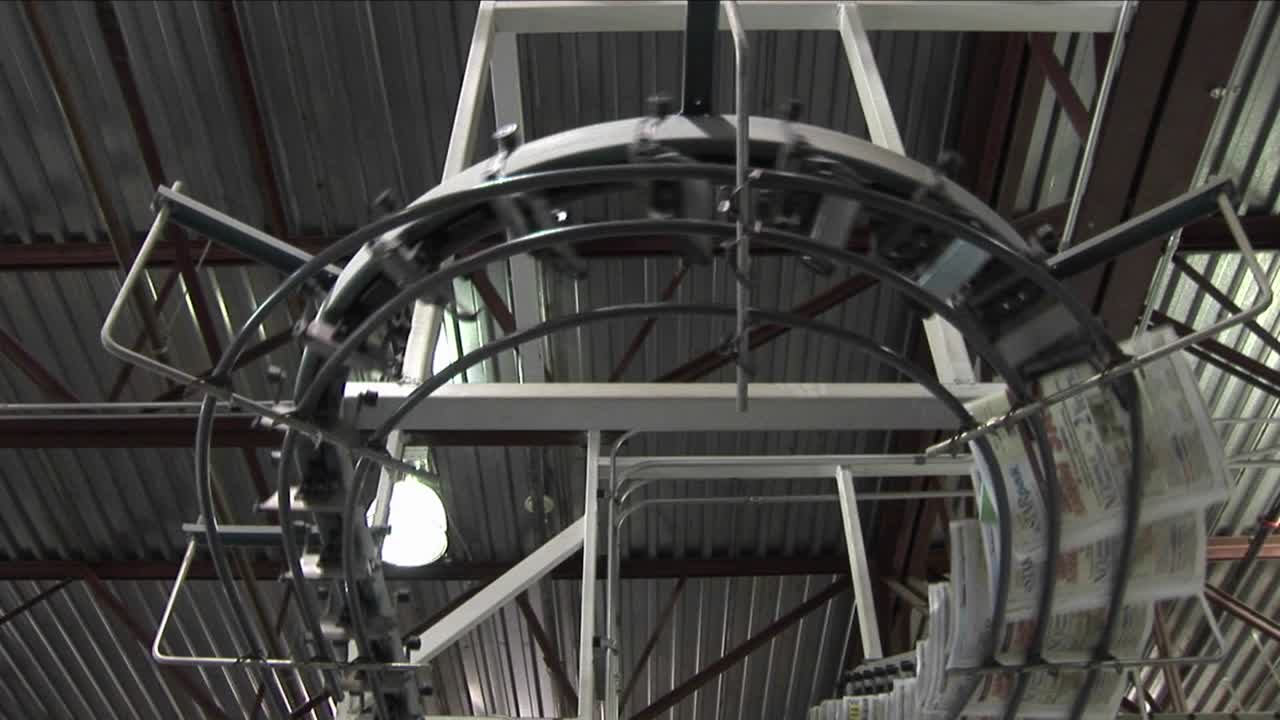 신문 공장의 조립 라인을 따라 신문이 흐른다 1