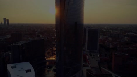 animación de números paquete de texto y procesamiento de datos sobre el paisaje urbano.