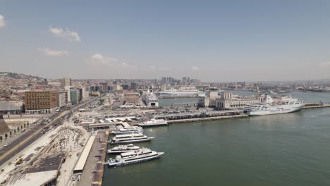 Vista-Aérea-Del-Puerto-De-Nápoles-Con-Barcos-Atracados