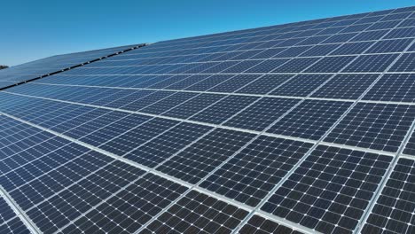 Primer-Plano-De-Un-Dron-De-Unidades-De-Paneles-Solares-En-La-Azotea-De-Un-Edificio-Industrial