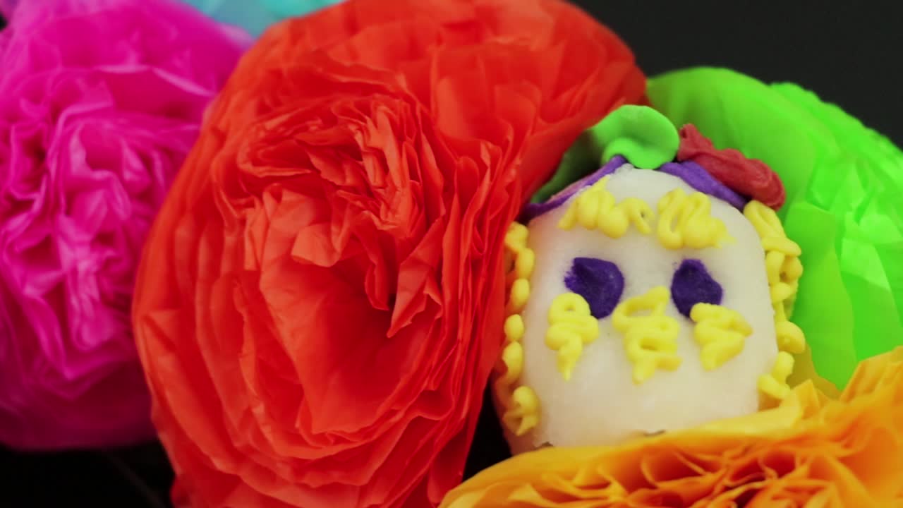 Fiori e teschi di zucchero. Dia de Muertos.