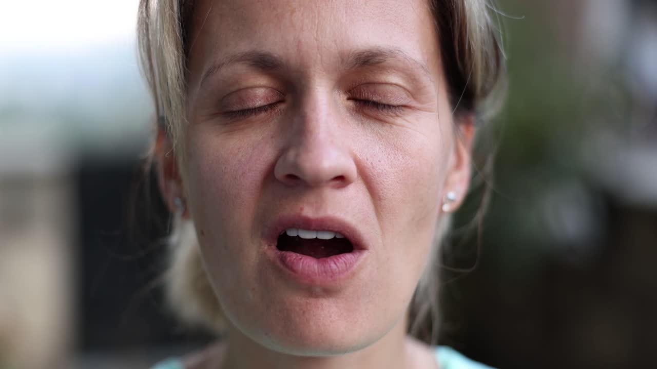 Mujer comiendo nueces, un alimento saludable