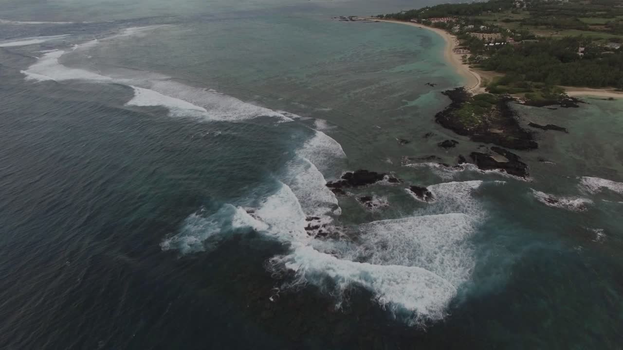 vista del océano y el paisaje de mauricio tomada desde el aire