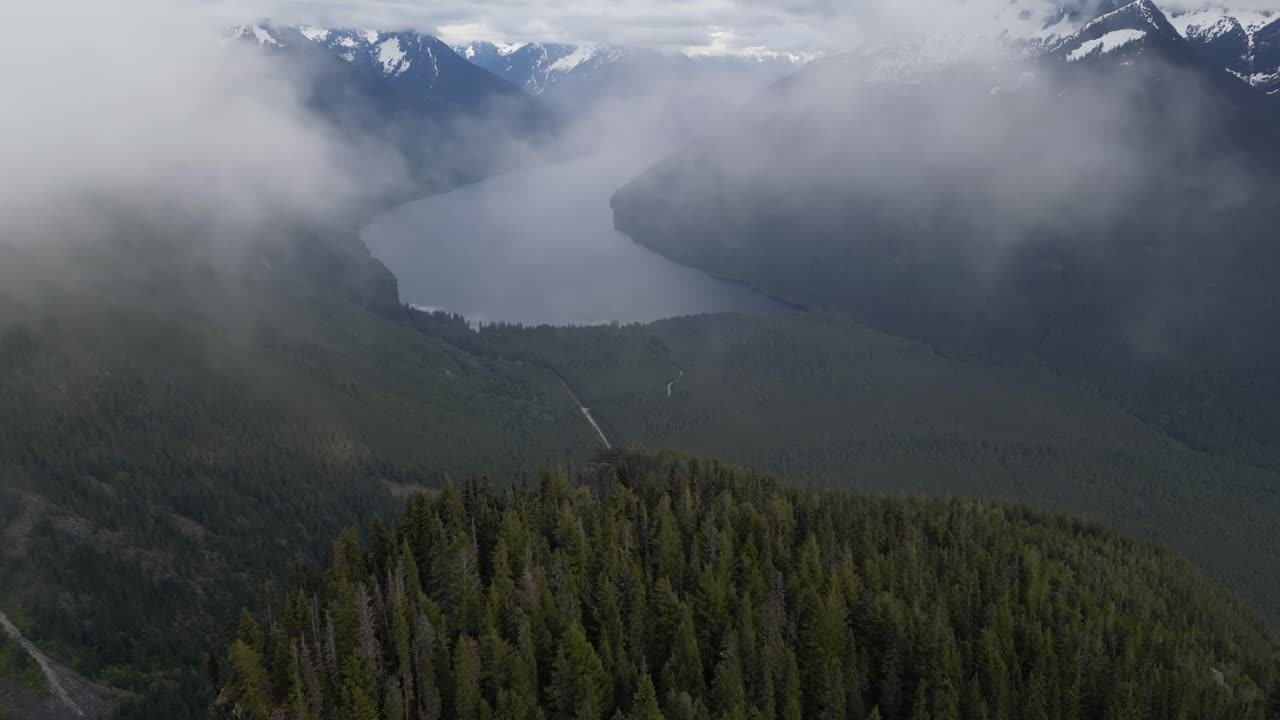 vista aérea de un lago rodeado de montañas y árboles