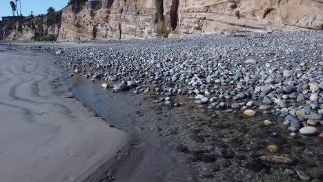 Volando-Cerca-De-Las-Rocas-En-La-Playa