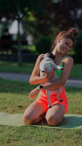 mujer haciendo ejercicio con su pug en un parque