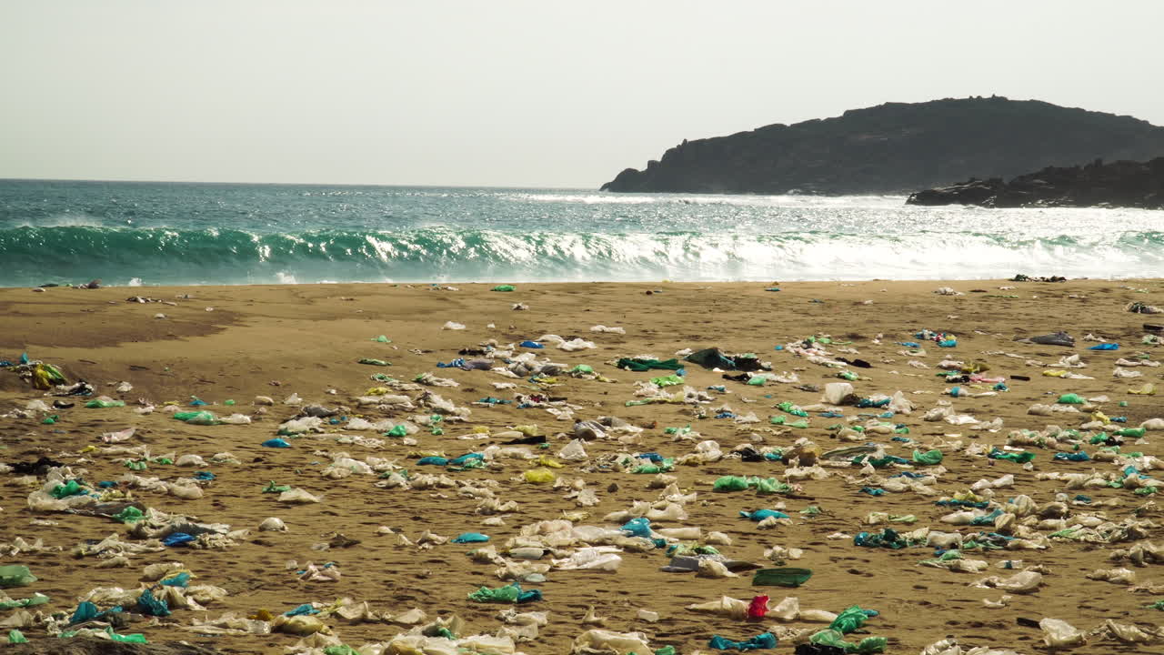 una playa densamente contaminada con basura plástica.