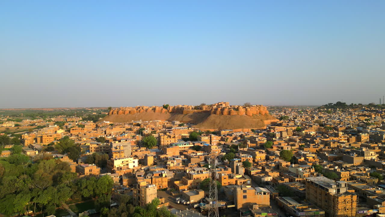 una toma de un dron en órbita del fuerte de jaisalmer capturando la impresionante arquitectura de piedra arenisca dorada en el corazón de rajasthan, india 4k