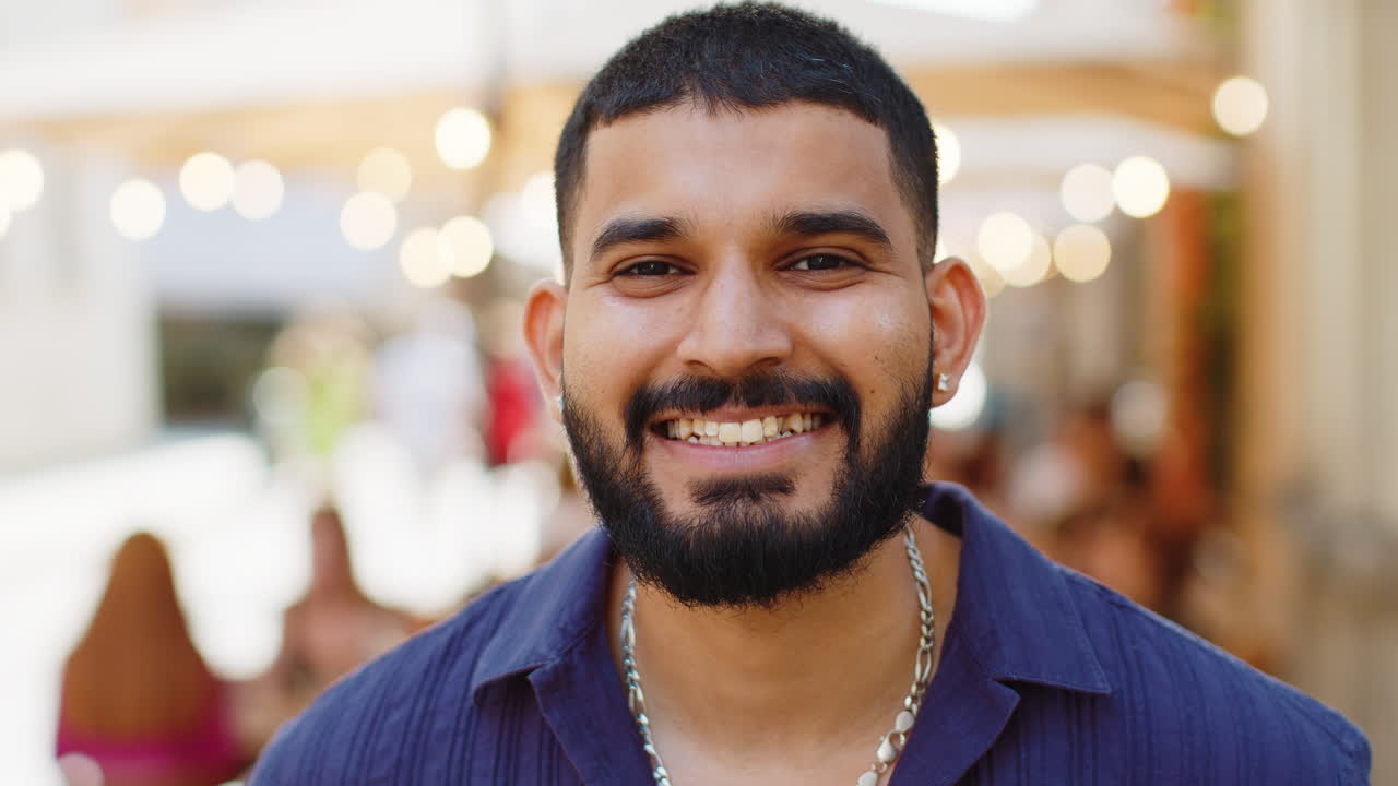 hombre sonriendo al aire libre