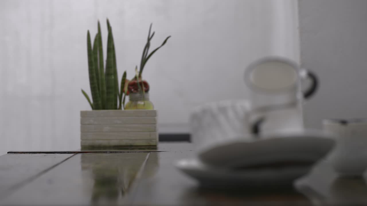 después de la lluvia naturaleza muerta en el balcón