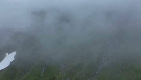 Wenn-Der-Nebel-Sich-Lichtet,-Kommen-Vegetation-Und-Felsen-Im-Boden-Zum-Vorschein