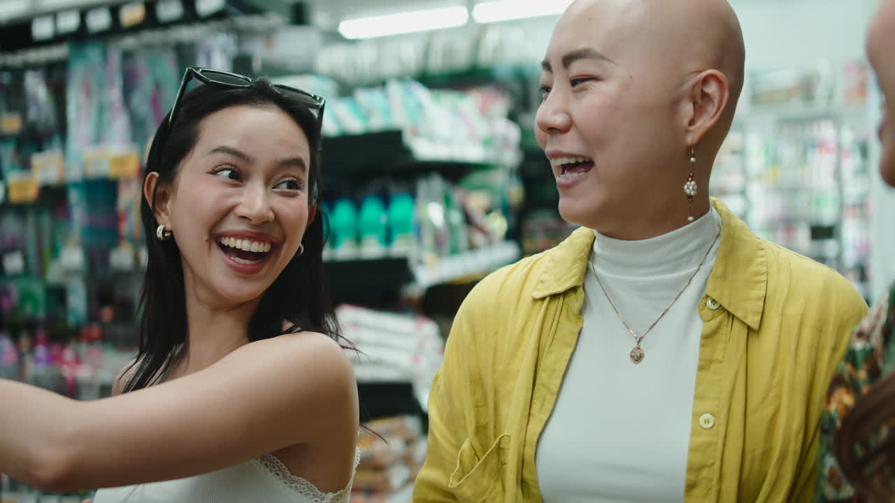 Vrouwen die winkelen in een supermarkt
