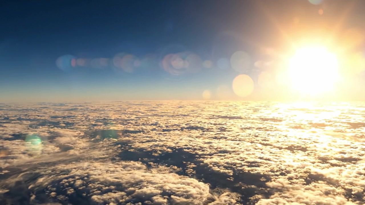 Una Vista Mozzafiato del Sole che Emerge Sopra un Mare di Nuvole, Illuminando il Cielo in uno Splendido Spettacolo di Luce e Serenità