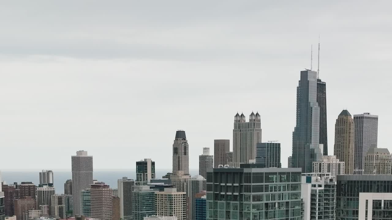 Panorama do Horizonte de Chicago Sob a Luz Suave da Manhã