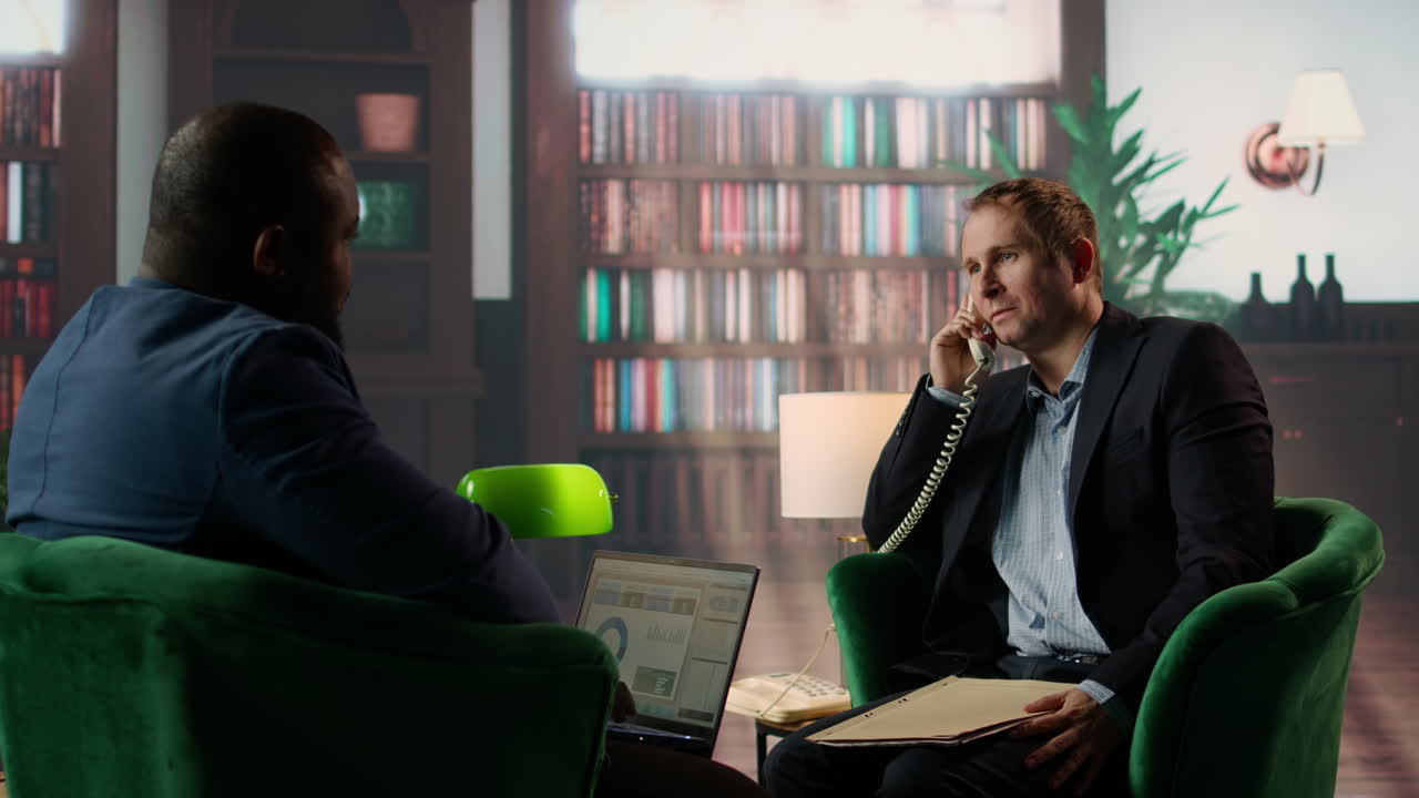 oficial de inteligencia en una línea segura contestando una llamada telefónica en la casa segura de la cia.